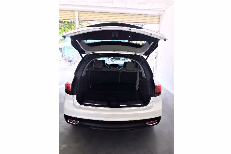 Tại Việt Nam, ở thế hệ cũ dòng xe Acura MDX được nhiều người yêu thích bởi thiết kế nam tính, vận hành bền bỉ, động cơ lành tính và chi phí bảo dưỡng vừa phải dễ dàng chấp nhận. Mức giá xe Acura MDX 2016 bán lại 3,4 tỷ đồng, nó dễ dàng tiếp cận với số đông nhưng sẽ là một lựa chọn độc đáo dành cho các khách hàng muồn tìm kiếm một mẫu xe đặc biệt. 