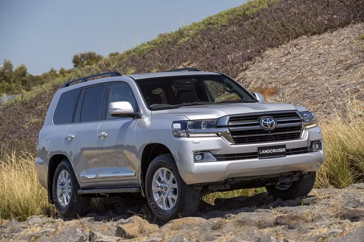 SUV Toyota Land Cruiser Sahara Horizon mới được phát triển từ bản cao cấp LC200 Sahara, nâng cấp ngoại thất với lưới tản nhiệt sơn đen và đèn pha tối màu. Nội thất cũng có một vài thay đối.