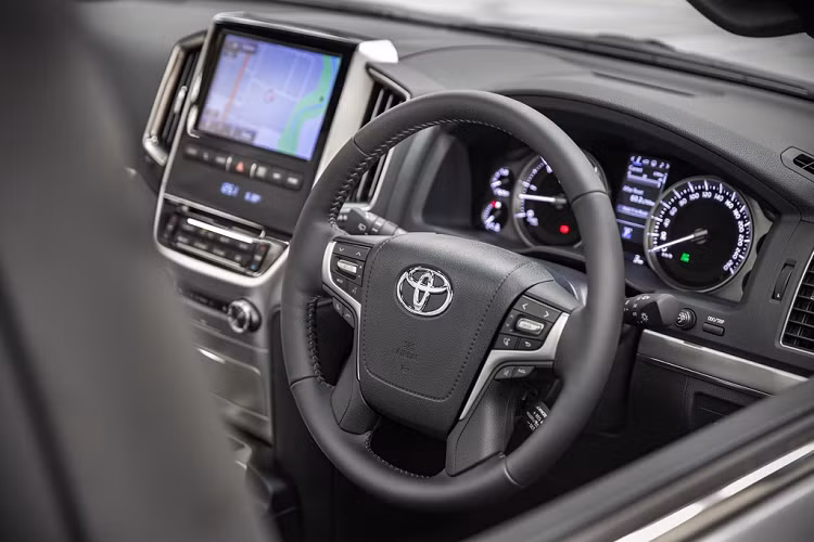 Land Cruiser Sahara Horizon sử dụng hệ dẫn động tất cả các bánh và hộp số tự động 6 cấp. SUV mới chỉ được phân phối tại thị trường Australia. Giá xe Toyota Land Cruiser Sahara Horizon là 86.335 USD.