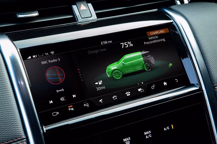 Cả hai chiếc xe này đều có thể đạt tốc độ 135 km/h ở chế độ sử dụng điện hoàn toàn. Ở chế độ này, Evoque có thể di chuyển quãng đường 66 km trước khi hết pin. Khi hoạt động ở chế độ thông thường, xe tiêu hao chỉ 1,4 lít nhiên liệu cho quãng đường 100 km và chỉ thải ra 32 g CO2 mỗi km. Với Discovery Sport, xe có thể chạy 62 km ở chế độ điện, tiêu hao 1,6 lít/100 km ở chế độ thông thường và có lượng phát thải 36 g CO2 mỗi km.