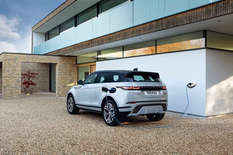 Land Rover công bố cả hai chiếc SUV này có thể sạc nhanh 80% dung lượng viên pin chỉ trong vòng nửa giờ thông qua cổng sạc nhanh 50 kW và 100 kw DC Rapid.
