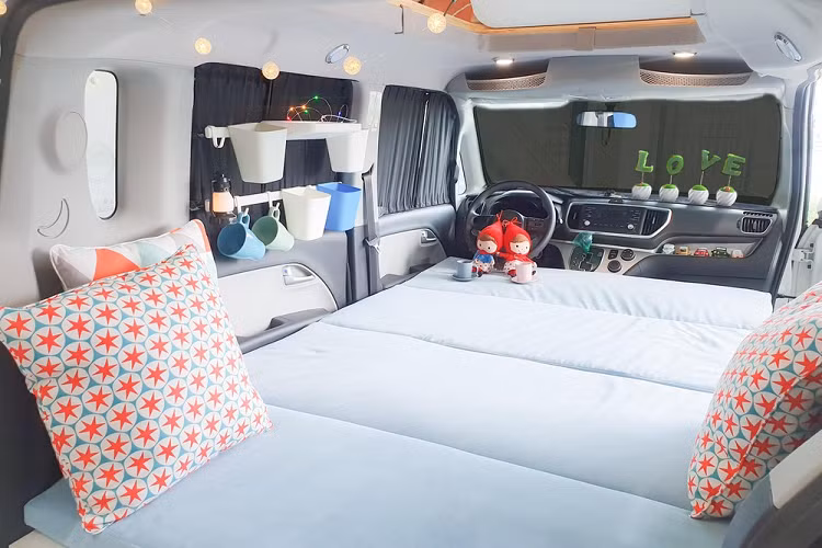 Nhỏ bé là vậy, Daon TNT đã khéo léo sắp xếp những trang bị tiện nghi bên trong cho xe cắm trại Kia Ravy. Bên trong không gian tưởng chừng chật hẹp của xe có một ngăn bếp mini, một giường ngủ, một nguồn điện, và không gian cất giữ tất cả những công cụ cắm trị thiết yếu. Với ghề ngồi phía trước có thể gập phẳng, toàn bộ không gian cabin có thể chuyển đổi thành một không gian ngủ khá rộng rãi.