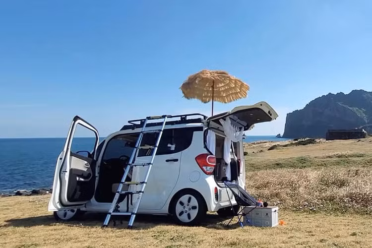Khi hàng ghế trước ở vị trí bình thường, khoang phía sau cung cấp một môi trường giống như ghế sofa để người ngồi thư giãn và ngắm hoàng hôn. Chậu bếp dạng trượt giúp hoàn thiện trải nghiệm xe van cắm trại truyền thống theo kiểu tí hon. Nhà sản xuất cho biết công suất của xe là chỉ 75 mã lực từ động cơ xăng 1.0 lít, vừa đủ cho một chiếc xe nhỏ gọn. Giá xe Kia Ravy là từ 25,6 triệu won (tương đương 522 triệu đồng).