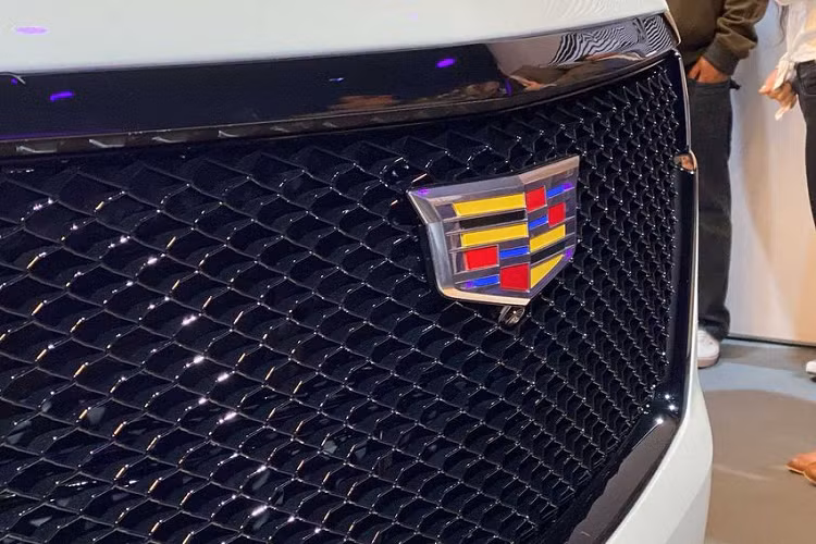 Chưa hết, đắt đỏ nhất trong danh sách này là phiên bản Cadillac Escalade Platinum 2021 với 2 kiểu trang trí Premium Luxury và Sport, kèm mức giá bán từ 101.745 USD (2,38 tỷ đồng), chưa kể option.