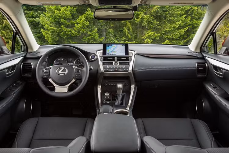 Chưa hết, để đem đến cho hành khách trên xe trải nghiệm âm nhạc tuyệt vời hơn nữa, Lexus cung cấp cho NX mới hệ thống âm thanh cao cấp Mark Levinson cùng gói chỉ đường nâng cấp, bổ sung thêm HomeLink.