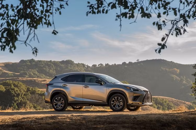 Chiếc crossover cao cấp Lexus cũng được bổ sung màu sơn ngoại thất mới là Nori Green Pearl, đồng thời xóa bỏ Blue Vortex Metallic khỏi bảng màu.