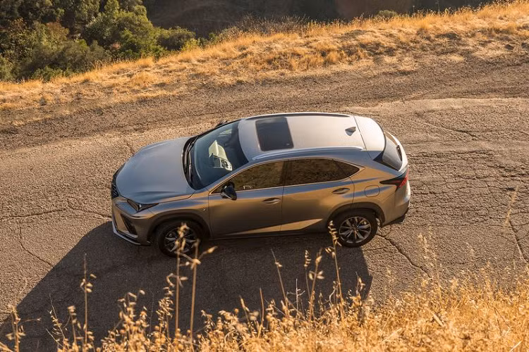 Không có bất kỳ thay đổi nào xảy ra ở hệ truyền động của Lexus NX 2021, điều đó có nghĩa là phiên bản NX 300 tiêu chuẩn vẫn dùng động cơ tăng áp 2.0L 4 xi-lanh cho công suất 235 mã lực và mô-men xoắn cực đại 349 Nm, đi kèm là hộp số tự động 6 cấp và hệ dẫn động tùy chọn AWD.