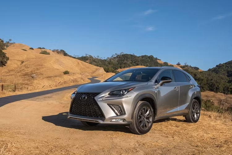 Lexus NX 300 mới có thể tăng tốc từ 0-96 km/h trong 7,2 giây ở bản cầu trước tiêu chuẩn và giảm còn 7 giây với bản AWD, cả hai bản đều có tốc độ tối đa 200 km/h.