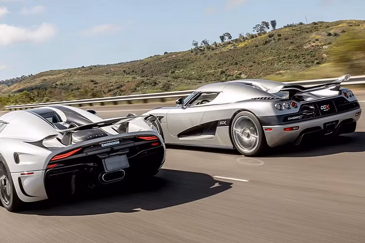 Koenigsegg Agera RS được trang bị động cơ V8 tăng áp kép, dung tích 5.0 lít, tạo công suất 1.160 mã lực và có thể lên đến 1.340 mã lực nếu được trang bị gói nâng cấp 1-megawatt. Koenigsegg Agera RS có khả năng tăng tốc 0-100 km/h trong 2,8 giây và đạt vận tốc tối đa 447,19 km/h, sử dụng hệ dẫn động bánh sau và hộp số 7 cấp, ly hợp kép.