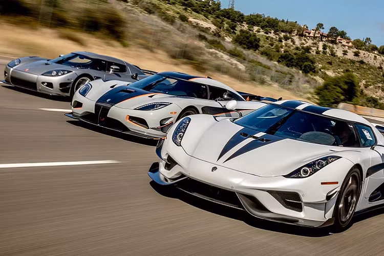 Khi chiếc Koenigsegg mới nhất của Jeffrey được bàn giao, ông đã có dịp cho ba chiếc siêu xe độc đáo của mình cùng nhau lăn bánh trên đường. Việc ba chiếc Koenigsegg thuộc ba thế hệ khác nhau xuất hiện là một điều hiếm có, với bộ ba này, chúng còn đặc biệt hơn khi sở hữu những chi tiết cá nhân hóa đặc biệt khiến chúng trở nên độc nhất.