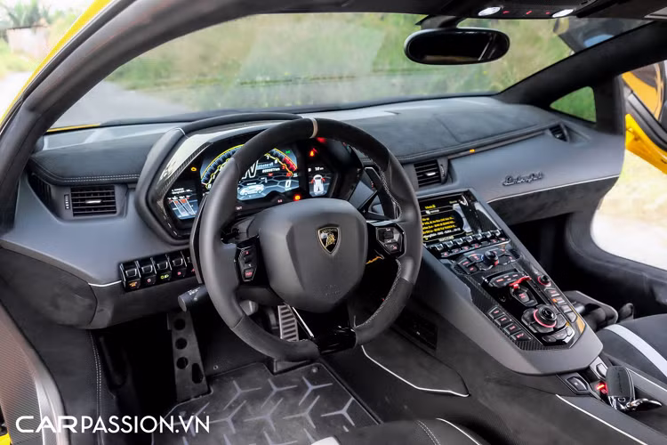 Thân xe mang nhiều nét tương đồng với các thế hệ Aventador trước đó, tuy nhiên Lamborghini đã bổ sung thêm cánh gió hông ở hai bên đuôi xe và hốc hút gió cũng được mở rộng hơn đáng kể. Logo “Aventador SVJ” bằng kim loại đặt phía trước vòm bánh sau, xe sử dụng bộ mâm đa chấu Nireo Forged sơn bạc có đường kính 20 inch ở bánh trước và 21 inch ở bánh sau. Ẩn bên trong là cùm phanh Lamborghini sơn bạc cỡ lớn, kết hợp với đĩa phanh carbon ceramic.