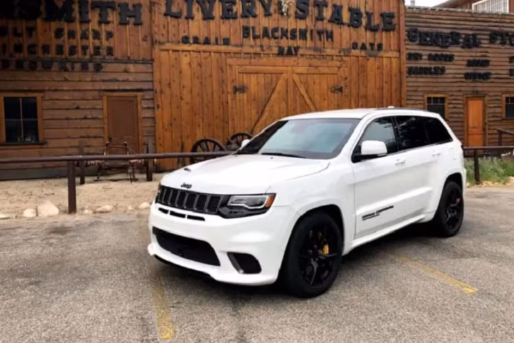 Tại thị trường Mexico, giá xe Jeep Grand Cherokee 2020 phiên bản bọc thép chống đạn có mức bán ra khởi điểm từ 1.850.900 Peso (khoảng 86.118 USD hoặc 1,99 tỷ đồng).