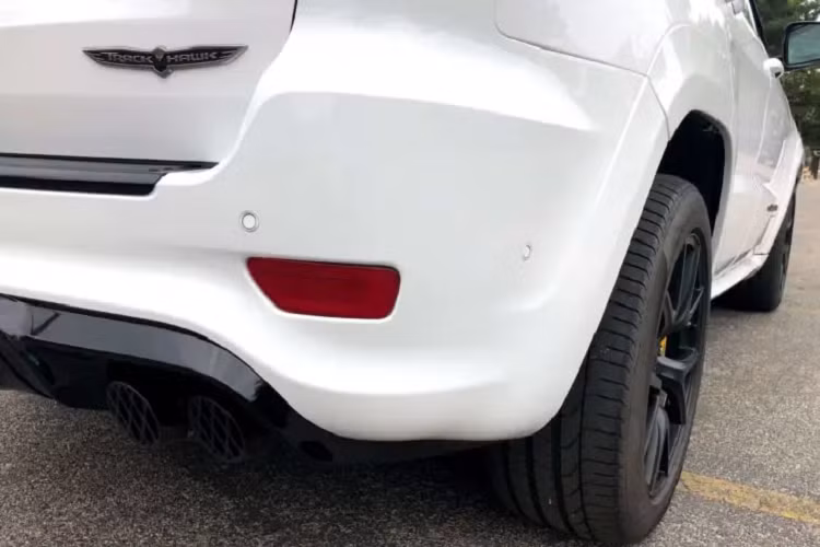Bên trong, Jeep Grand Cherokee 2020 phiên bản bọc thép chống đạn được trang bị hệ thống điều hòa tự động 2 vùng, ghế bọc da Nappa, ghế trước chỉnh điện, hệ thống đèn LED nội thất, màn hình 7 inch trong bảng đồng hồ, màn hình thông tin giải trí Uconnect 8,4 inch hỗ trợ kết nối với điện thoại thông minh, hệ thống âm thanh Alpine cao cấp và sưởi vô lăng.