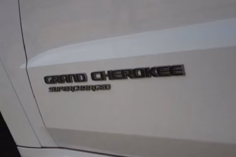 Nguồn cung cấp sức mạnh cho Jeep Grand Cherokee Armored 2020 là khối động cơ xăng HEMI V8, dung tích 5,7 lít, sản sinh công suất tối đa 360 mã lực và mô-men xoắn cực đại 529 Nm. Động cơ này kết hợp với hộp số tự động 8 cấp và hệ dẫn động 4 bánh Quadra-Drive II với tính năng điều chỉnh phù hợp với địa hình Selec-Terrain.