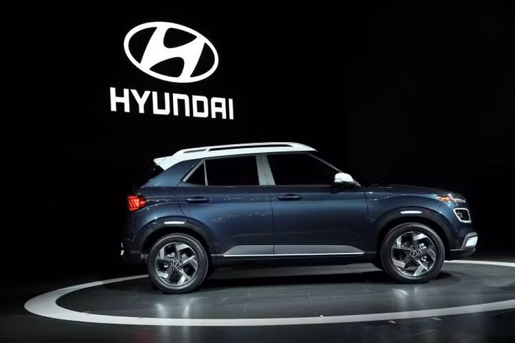 Bỏ qua vấn đề giá bán, chiếc crossover hoàn toàn mới nhà Hyundai sở hữu tổng thể ngoại hình khá trẻ trung và hiện đại với một loạt các điểm nhấn tân thời như dải LED định vị ban ngay dạng dẹt, đặt phía trên cụm đèn pha, lưới tản nhiệt hình thác nước Cascading Grille đặc trưng, hay kiểu sơn ngoại thất 2 màu và nhiều chi tiết đặc trưng của Hyundai.