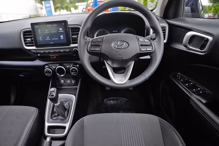 Về kích thước tổng thể, mẫu xe crossover Hyundai Venue 2020 sở hữu số đo dài x rộng x cao lần lượt là 3.995 x 1.770 x 1.605 mm, với trục cơ sở dài 2.500 mm. Khoang nội thất nhỏ gọn của Hyundai Venue được trang trí khá đơn giản với các ghế ngồi bọc da tỉ mỉ, màn hình LCD cảm ứng 8-inch hiển thị hệ thống thông tin giải trí, công nghệ kiểm soát H-VAC. Hyundai Venue 2020 tại Singapore được trang bị tính năng sưởi 3 chế độ, tích hợp trên 2 ghế trước và vô lăng.