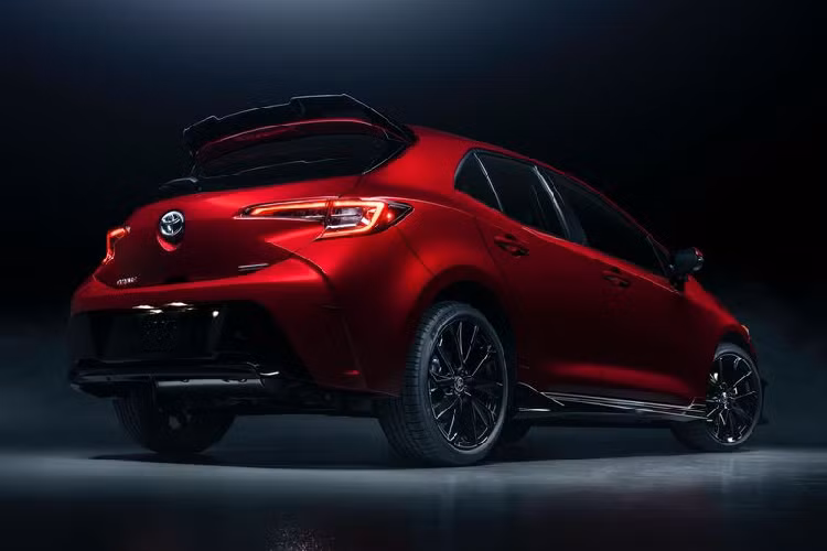Thực tế, có khá nhiều người dùng đã bày tỏ hi vọng mẫu xe Toyota Corolla Hatchback Special Edition 2021 sẽ được trang bị hệ dẫn động 4 bánh, động cơ tăng áp cho ra công suất cao hơn. Tuy nhiên, có lẽ mong muốn này của người sẽ phải hẹn ở một dịp khác.