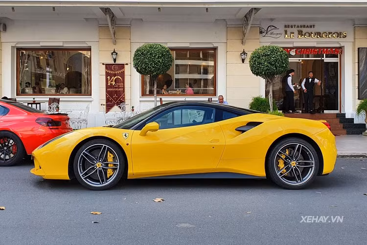 Theo nhà sản xuất, có tới 85% bộ phận trên Ferrari 488 được thay mới so với "người tiền nhiệm" 458. Đáng chú ý nhất là động cơ tăng áp 3.9 lít thay động cơ hút khí tự nhiên dung tích 4.5 lít trên thế hệ tiền nhiệm.