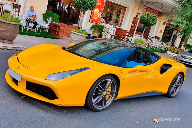 Về nguồn gốc, siêu xe Ferrari 488 GTB trong bài viết thuộc sở hữu của cặp anh em chơi xe khét tiếng bậc nhất TP.HCM - Phan Thành và Phan Hoàng. Chiếc xe này được đưa về Việt Nam từ hồi năm 2016 và rất ít khi được chủ nhân sử dụng.
