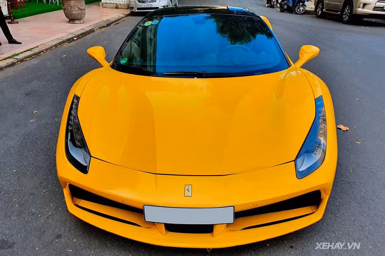 Cũng chính bởi điều đó, siêu phẩm Ferrari 488 GTB của Phan Thành dù đã trải qua khoảng 4 năm sử dụng nhưng nước sơn ngoại thất màu vàng Giallo Modena vẫn còn độ bóng và mịn rất cao. Đi kèm với đó, các chi tiết ở ngoại thất như mâm xe, đèn pha, gương chiếu hậu... đều còn mới và rất ít trầy xước.