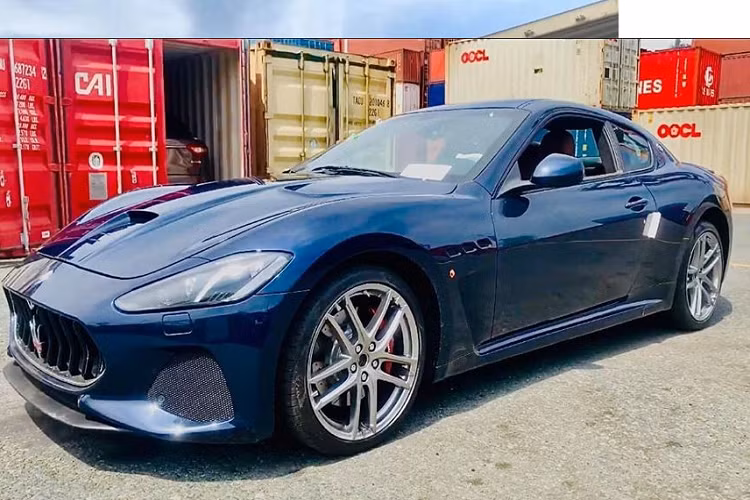 Giá xe Maserati mới nhất tại Việt Nam dành cho phiên bản GranTurismo MC có giá 14,339 tỷ đồng. Ước tính giá xe Maserati GranTurismo MC sau khi lăn bánh tại dải đất hình chữ S sẽ không dưới 15,6 tỷ đồng.
