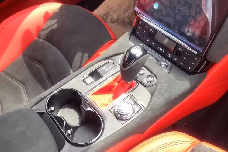 Bên cạnh đó, trong khoang lái của cặp đôi xe thể thao hiệu suất cao Maserati GranTurismo MC thuộc diện chính hãng này còn có không ít chi tiết bằng carbon bóng để tạo điểm nhấn cho nội thất rất đẹp mắt. Xe có 4 ghế ngồi với hàng ghế sau phù hợp cho người lớn có chiều cao dưới 1m7.