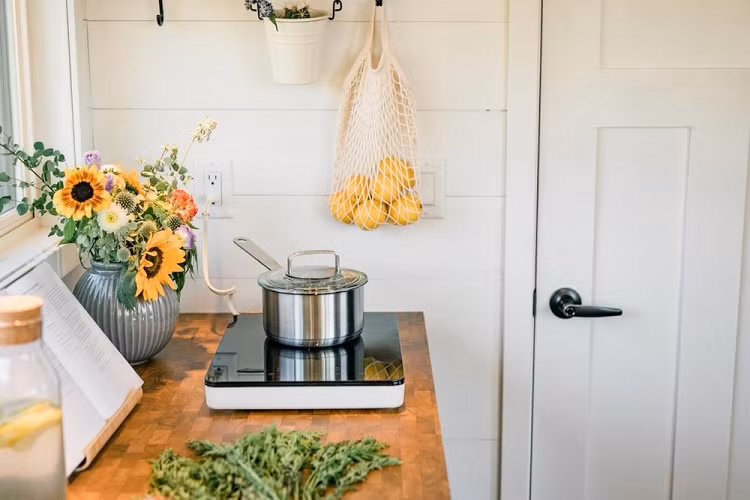 Tất cả đồ nội thất đều được làm từ vật liệu tái chế hoặc gỗ bền vững, có màu sáng và nhiều màu trắng, để tạo cảm giác không gian rộng hơn thực tế. Sau đó, ảo giác về không gian này bị phá hỏng bởi cách bổ sung rất nhiều đồ lặt vặt của Ikea, từ vô số chậu cây cho đến những đồ trang trí mộc mạc nhất hoặc theo phong cách hippie. Chuyện này khiến ngôi nhà tí hon thực sự là công trình chủ nghĩa Ikea nhất từ trước tới nay.