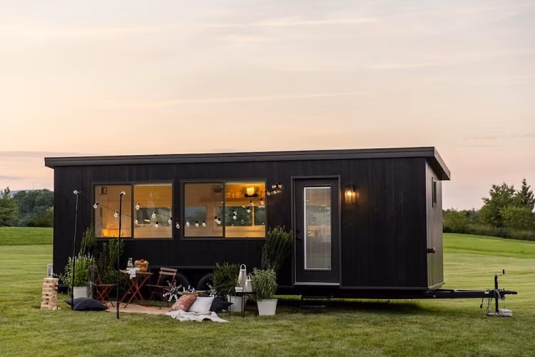 Ikea, người khổng lồ Thụy Điển trong lĩnh vực đồ nội thất gia đình, đã bước vào cuộc chơi nhà tí hon có thể kéo đi khắp nơi. Dự án đầu tiên của họ được gọi đơn giản là Ikea Tiny Home Project 2021 mới, chế tạo dựa trên mẫu Vista Boho XL của công ty Escape, và là mang đúng chất một món đồ Ikea.