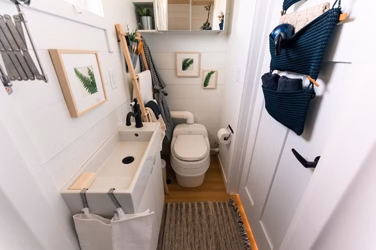 Ikea đã không thay đổi cách bố trí của Vista Boho XL, nhưng thay vào đó là cố gắng làm cho không gian bên trong có “chất Ikea” hơn với tất cả sản phẩm trang trí nội thất của mình. Để đạt được mục tiêu đó, họ tập trung vào việc sử dụng các vật dụng đa chức năng, ví dụ bàn ăn có thể gấp đôi thành bàn văn phòng hoặc có thể gấp lại một cách cực gọn khi không dùng đến.