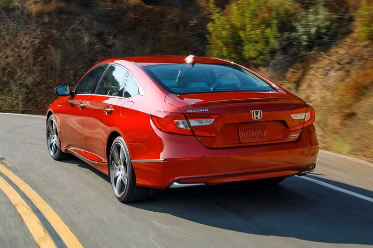 Về diện mạo, Accord Sport và Accord Sport SE đều khác biệt so với các phiên bản Accord thông thường khác nhờ cánh lướt gió cố định trên nắp cốp sau, mâm xe 19 inch độc đáo, đèn sương mù LED, lưới tản nhiệt mạ crôm màu tối và ốp ống xả mạ crôm.