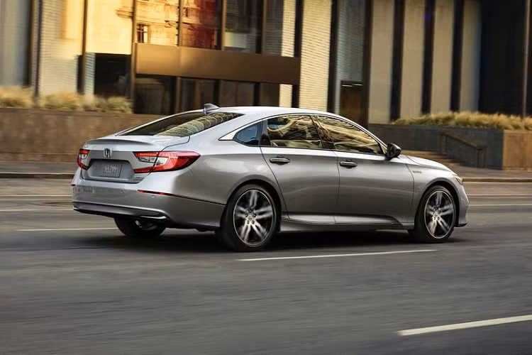 Về tính năng an toàn, Accord Touring và Accord Hybrid Touring 2021 được trang bị hệ thống phanh trước và sau mới, trong khi gói Honda Sensing nhận được những bản cập nhật cho Hệ thống Kiểm soát Hành trình Thích ứng (ACC) và Hệ thống Hỗ trợ Giữ làn đường (LKAS). Giá xe Honda Accord 2021 bắt đầu từ 24.770 USD (khoảng 576,8 triệu đồng), Accord Hybrid 2021 từ 26.370 USD (khoảng 614,1 triệu đồng), giá chưa bao gồm phí vận chuyển 995 USD (khoảng 23,1 triệu đồng) tại Mỹ.