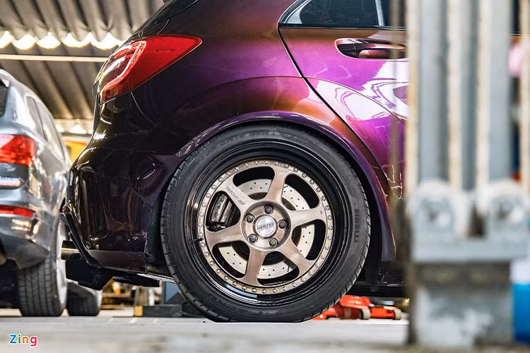 Bộ mâm nguyên bản 18 inch của AMG được thay bằng bộ mâm 19 inch 6 chấu thể thao của Work Meister. Điểm đặc biệt của bộ mâm này là được cấu thành từ 3 mảnh và các chấu được đặt sâu vào bên trong.