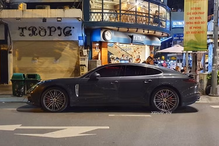 Ngoài tùy chọn sơn ngoại thất Volcano Grey Metallic ấn tượng, chiếc Porsche Panamera Turbo 2017 này còn đặc biệt gây chú ý khi sở hữu rất nhiều tùy chọn đắt giá khác, có thể kể đến như đèn pha LED ma trận (hơn 60 triệu VNĐ), vô lăng thể thao ốp carbon, Sport Chrono Package, hệ thống âm thanh vòm Burmester, hệ thống hỗ trợ đỗ xe trước sau tích hợp camera toàn cảnh.
