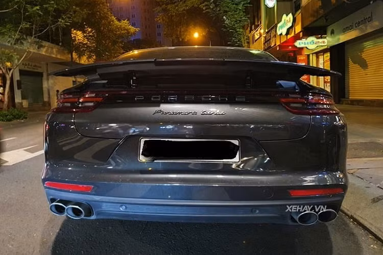 Nội thất của xe được bọc da Nappa cao cấp, kèm theo đó là các chi tiết ốp carbon đầy tính thẩm mỹ.