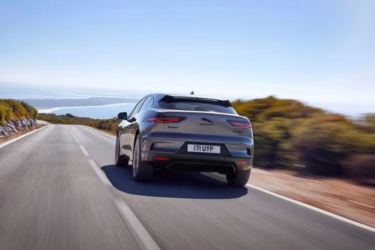 Về truyền động, Jaguar I-Pace 2020 vẫn sủ dụng hệ thống động cơ điện, ắc-quy 9kWh, sản sinh công suất tối đa 394 mã lực và 6969 Nm mô-men xoắn cực đại.