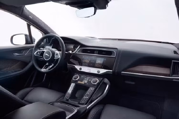 Theo hãng xe Anh quốc, giá xe Jaguar I-Pace 2020 sẽ được bán ra từ 80.970 USD (khoảng hơn 1,9 tỷ đồng), với 3 màu sơn bổ sung, bao gồm màu xanh dương Portofino, đỏ Caldera và xám Eiger. 