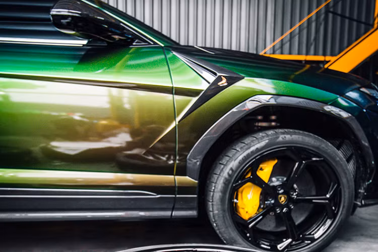 Mới đây nhất, để hoàn thiện bản độ đầy tâm huyết này, mẫu siêu SUV Lamborghini Urus đã được chủ nhân nâng cấp với bộ mâm có thiết kế khá cầu kì của thương hiệu Velos Designwerks – một cái tên tương đối xa lạ với phần lớn những người chơi xe trong nước. Có thể nói, đây chính là bộ mâm đầu tiên của thương hiệu Mỹ được khách hàng Việt lựa chọn, không chỉ cung cấp hàng tá các sự chọn lựa về mâm xe với chất lượng hàng đầu, Velos Designwerks còn bán ra thị trường những gói nâng cấp sức mạnh cho động cơ trên các mẫu xe thể thao hiệu năng cao và siêu xe.