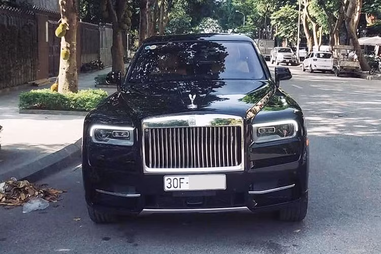 Đối với chiếc SUV siêu sang Rolls-Royce Cullinan, đây là một mẫu xe được các đại gia Việt khá ưa chuộng với số lượng xe lăn bánh trong nước hiện không dưới 8 chiếc. Đây là một chiếc SUV vô cùng đặc biệt, minh chứng rõ ràng nhất đến từ cái tên của xe – “Cullinan”, đây là tên của viên kim cương lớn nhất thế giới từng được tìm thấy ở Châu Phi và hiện đang được đính trên vương miện của Nữ hoàng Anh.