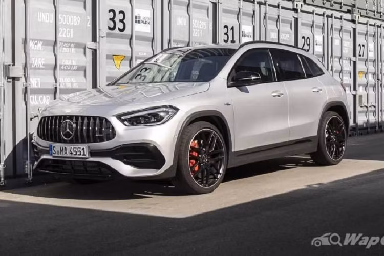 Về thiết kế, thay vì quá giống với A-Class, Mercedes-Benz GLA thế hệ mới được chỉnh sửa kiểu dáng để giống với GLB hơn. Có thể thấy GLA 2021 đã "lột xác" hoàn toàn so với phiên bản tiền nhiệm nhờ ngôn ngữ thiết kế Sensual Purity mềm mại, quyến rũ nhưng vẫn không kém phần năng động, thể thao.