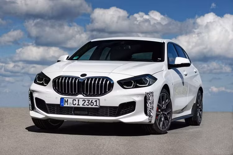 Về hiệu suất, BMW 128ti thế hệ mới sẽ được trang bị động cơ xăng tăng áp 2.0L 4 xi-lanh sản sinh công suất 261 mã lực (mô-men xoắn chưa được tiết lộ), xe có thể tăng tốc từ 0 - 100 km/h trong 6,1 giây.