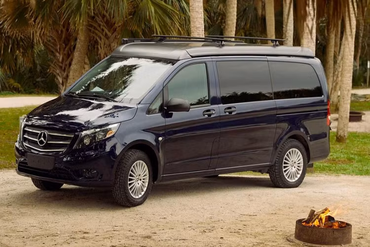 Tương tự Metris Getaway, ghế dài phía sau cũng có thể gập lại thành giường... Mức giá xe Mercedes-Benz Metris Getaway mới hiện vẫn chưa được công bố chính thức đến người dùng.
