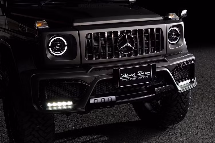 Chưa hết, Mercedes-Benz G-Class cũng được bổ sung cản trước mới tích hợp các khe hút gió lớn hơn cùng đèn LED phụ trợ, trong khi đó, cản sau cũng được làm mới đi kèm với bộ khuếch tán hầm hố hơn.