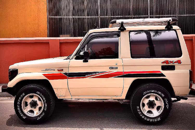 Chiếc Toyota Land Cruiser đời 1985 này thuộc phiên bản BJ70 (1985 – đến nay), biến thể thùng ngắn (Short Van) có chiều dài cơ sở 2.310mm. Xe sử dụng động cơ dầu 4cyl thẳng hàng dung tích 3.4L (3.431cc), OHV cho công suất tối đa 96,6 mã lực tại 3.500 vòng/phút. Sức mạnh được truyền xuống 2 cầu (4WD) thông qua hộp số sàn 4 cấp (4AT).