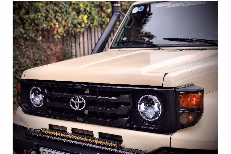 Land Cruiser BJ70 hỗ trợ đi off-road vượt địa hình tối khi sử dụng nền tảng khung gầm rời và hệ dẫn động hai cầu đặc trưng của xe SUV. Chiều dài cơ sở ngắn là một lợi thế giúp xe vượt gốc đỉnh dốc tốt. Hệ thống treo trước và sau của Land Cruiser BJ70 đều sử dụng lò xo lá (nhíp), chính vì thế hệ thống treo cứng, không cho cảm giác thoải mái khi lái xe.