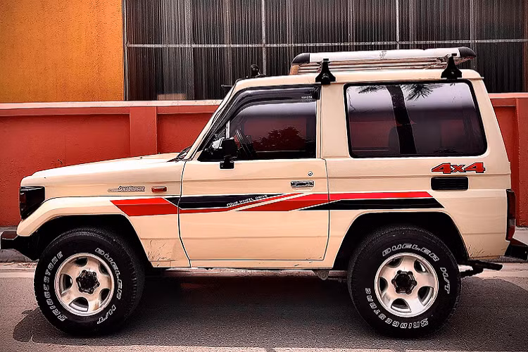 Chiếc Land Cruiser BJ70 cũ này đã được chủ nhân dành rất nhiều thời gian, công sức và cả tiền bạc để “dọn” lại nội ngoại thất. Chăm chút kiểu dáng khi phần đầu xe đã được độ lại cụm đèn pha mới tích hợp LED chiếu sáng ban ngày hình tròn hiện đại và LED trợ sáng trên nóc.