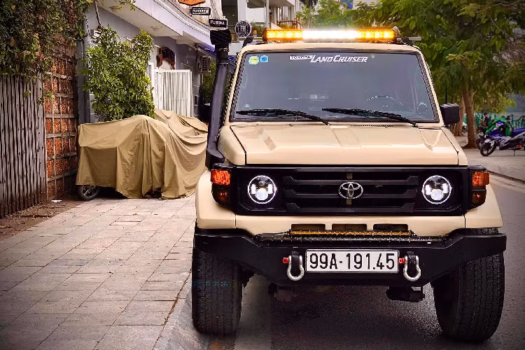 Hiện tại, giá xe Toyota Land Cruiser BJ70 đời 1985 này đang được chủ nhân rao bán với mức “thách cưới” 350 triệu đồng. Đây được cho là một chiếc xe địa hình hàng hiếm tại Việt Nam. 