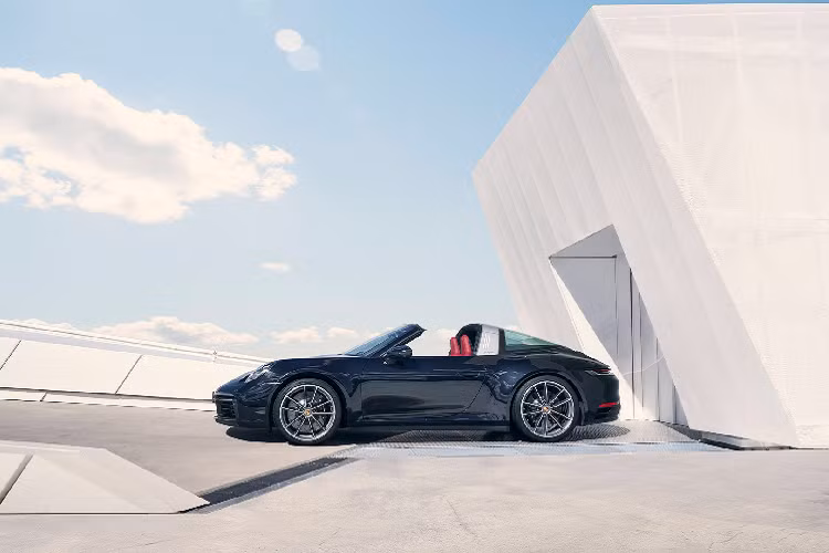 Porsche cho biết 911 Targa 4 sẽ đạt tốc độ 100 km / h trong 4,2 giây trong khi Targa 4S sẽ đạt tốc độ này sau 3,6 giây. Tốc độ tối đa cho Targa 4 và Targa 4S lần lượt là 289 km / giờ và 304 km / giờ. Cả Targa 4 và Targa 4S đều sử dụng hộp số PDK ly hợp kép 8 cấp độ, đi kèm với đó là hệ dẫn động 4 bánh thông minh Porsche Traction Management là trang bị tiêu chuẩn. Đặc biệt, phiên bản Targa 4S được cung cấp thêm tùy chọn hộp số sàn 7 cấp mới nhất của Porsche.