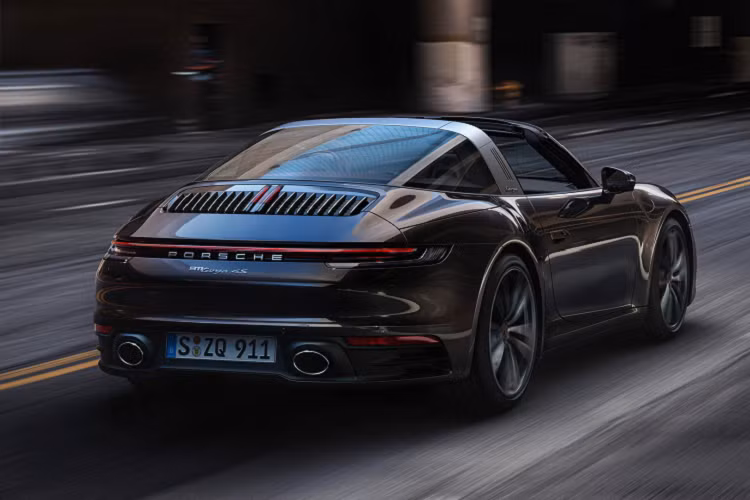 Về khả năng vận hành, bộ đôi xe mui trần Porsche 911 sử dụng Hệ thống treo chủ động của Porsche, có chức năng tự động điều chỉnh các đặc tính giảm xóc để mang lại sự thoải mái và xử lý hoàn hảo trong mọi tình huống lái xe. Ngoài ra, còn có Porsche Torque Vectoring Plus sử dụng khóa vi sai điện tử phía sau với đầy đủ lực phân bổ mô-men xoắn.
