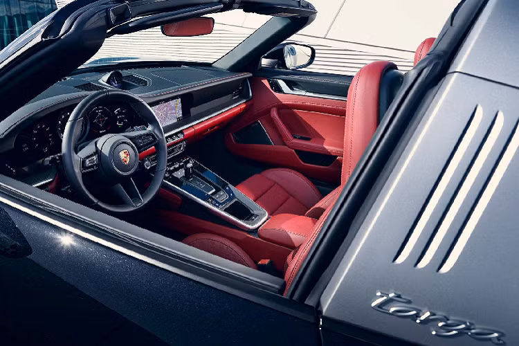 Bên trong, Porsche 911 Targa được trang bị cụm bốn đồng hồ đo kỹ thuật số, bảng trung tâm điều khiển bao gồm cần sang số của hốp số PDK và màn hình trung tâm giải trí 10,9 inch sử dụng hệ thống Porsche Communication Management (PCM) với các chức năng điều hướng và Connect Plus với kết nối Apple CarPlay.