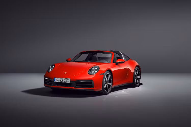 Porsche cũng cung cấp thêm tùy chọn gói hỗ trợ người lái Porsche InnoDrive với điều khiển hành trình thích ứng, cũng như tính năng Smartlift được nâng cấp, tính năng này cho phép hệ thống treo trước của xe nâng cao phần đầu xe đồng thời ghi nhớ để có thể kích hoạt một cách tự động trên một tuyến đường nhất định.